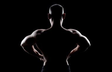 vücut geliştirmeci latissimus dorsi gösterir.