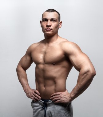 Güçlü atletik yakışıklı