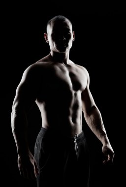 Güçlü bir adam silüeti