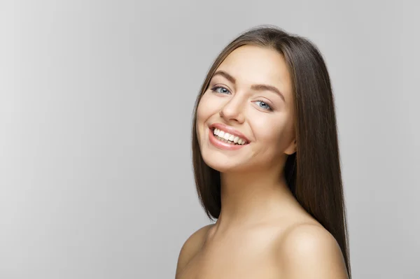 Sorriso feminino. Clareamento dos dentes. Cuidados dentários . — Fotografia de Stock