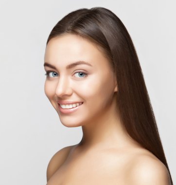 kadın bir gülümseme. diş beyazlatma. Diş Bakımı.