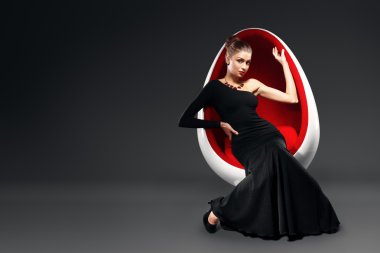Zarif bir gece elbisesi içinde güzel bir bayanın moda fotoğrafı.