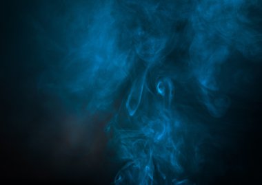 Siyah stüdyo arka plan üzerinde mavi duman