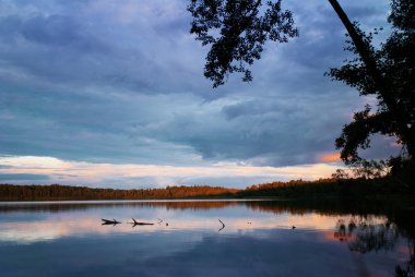 Günbatımı üzerinde dramatik gökyüzü ile Orman Gölü.