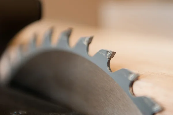 Circular saw cutting wooden plank, close up — Stock Photo, Image