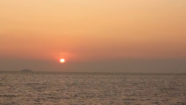 Malerischer Blick auf den schönen Sonnenuntergang über dem Meer — Stockvideo