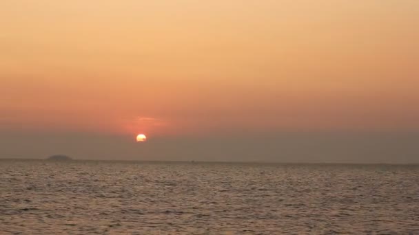 Malerischer Blick auf den schönen Sonnenuntergang über dem Meer — Stockvideo