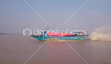 Kamboçya, Siem Reap Eyaleti, Tonle Sap Gölü, 13 Mart 2016: köy Tonle Sap Gölü ili Siem Reap, Kamboçya Vietnam mültecilerin yüzen