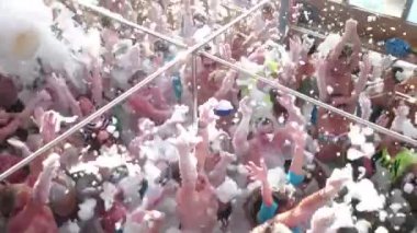 Pattaya - 11 Mart 2016: Cruise Dolche Vita katamaran üzerinde. Genç güzel insanlar yakalar köpük ve Köpük partisi üzerinde dans. Tayland.