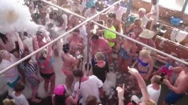 Pattaya - 11 Mart 2016: Cruise Dolche Vita katamaran üzerinde. Genç güzel insanlar yakalar köpük ve Köpük partisi üzerinde dans. Tayland.