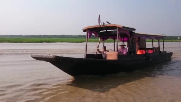 Kamboçya, Siem Reap Eyaleti, Tonle Sap Gölü, 13 Mart 2016: köy Tonle Sap Gölü ili Siem Reap, Kamboçya Vietnam mültecilerin yüzen — Stok video