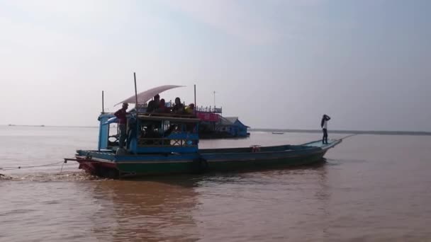 Kambodža, Siem Reap provincie, jezero Tonle Sap, 13 březen 2016: Plovoucí vesnice vietnamský uprchlíky na jezeře Tonle Sap v provincii Siem Reap, Kambodža — Stock video