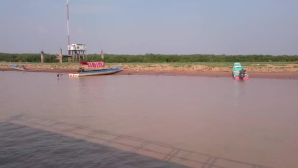 Kambodzsa, a Siem Reap tartomány, a Tonle Sap tó, március 13-án, 2016: Floating village a Tonle Sap tó a Siem Reap tartomány Kambodzsa vietnami menekültek — Stock videók