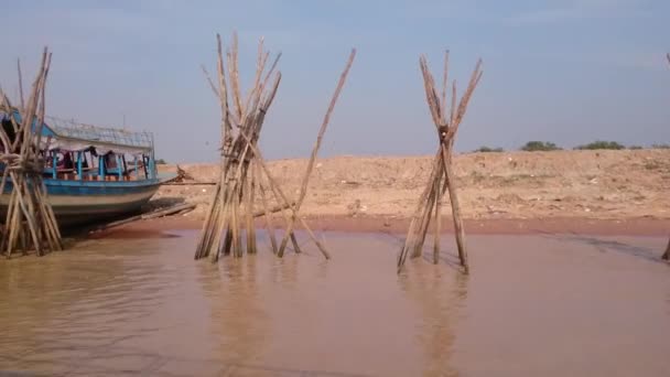 KAMBODIA, SIEM REAP PROVINCE, TONLE SAP LAKE, maaliskuu 13, 2016: Vietnamilaisten pakolaisten kelluva kylä Tonle Sap järvellä Siem Reapin maakunnassa, Kambodzhassa — kuvapankkivideo