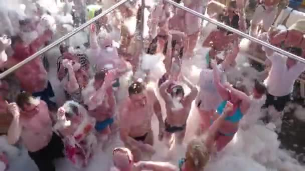 PATTAYA - MARCH 11, 2016: Cruise on Dolche Vita catamaran. Young beautiful people catches foam and dancing on foam party. Thailand. — Stock Video