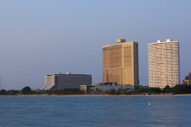 Pattaya, Tayland - 13 Mart : Wings Ambassador city jomtien hotel in evening time. Marina yat kulübü Pattaya görünümü 13 Mart 2016 tarihinde Pattaya, Tayland
