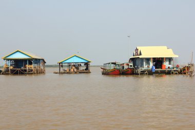 Kamboçya, Siem Reap Eyaleti, Tonle Sap Gölü, 13 Mart 2016: köy Tonle Sap Gölü ili Siem Reap, Kamboçya Vietnam mültecilerin yüzen
