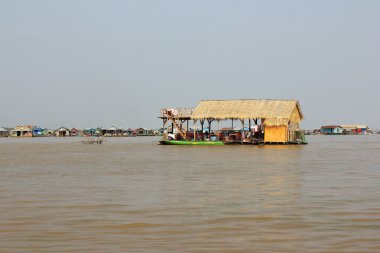 Kamboçya, Siem Reap Eyaleti, Tonle Sap Gölü, 13 Mart 2016: köy Tonle Sap Gölü ili Siem Reap, Kamboçya Vietnam mültecilerin yüzen