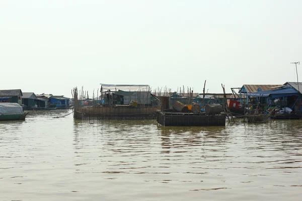 CAMBODIA, SIEM REAP PROVINCE, TONLE SAP LAKE, MARCH 13, 2016: Floating village of Vietnamese refugees on the Tonle Sap lake in Siem Reap province, Cambodia — Stock Photo, Image