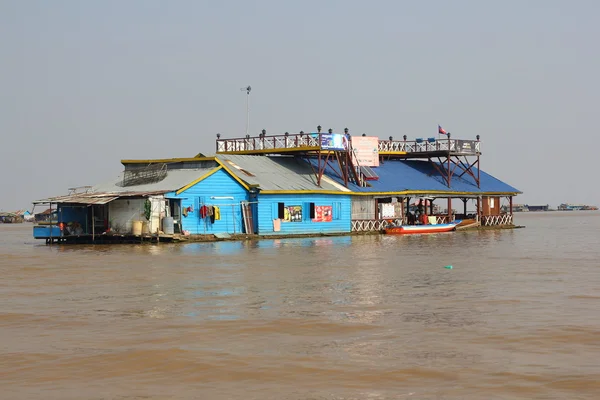 CAMBODIA, SIEM REAP PROVINCE, TONLE SAP LAKE, MARCH 13, 2016: Floating village of Vietnamese refugees on the Tonle Sap lake in Siem Reap province, Cambodia — Stock Photo, Image