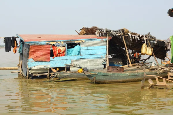 CAMBODIA, SIEM REAP PROVINCE, TONLE SAP LAKE, MARCH 13, 2016: Floating village of Vietnamese refugees on the Tonle Sap lake in Siem Reap province, Cambodia — Stock Photo, Image