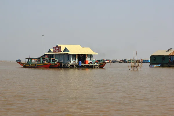 CAMBODIA, SIEM REAP PROVINCE, TONLE SAP LAKE, 13 MARS 2016 : Village flottant de réfugiés vietnamiens sur le lac Tonle Sap dans la province de Siem Reap, Cambodge — Photo