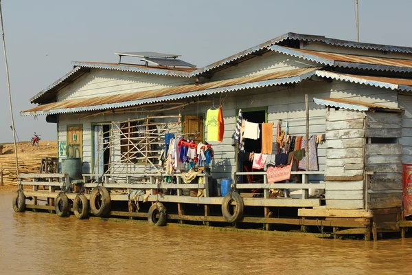 CAMBODIA, SIEM REAP PROVINCE, TONLE SAP LAKE, MARCH 13, 2016: Floating village of Vietnamese refugees on the Tonle Sap lake in Siem Reap province, Cambodia — Stock Photo, Image