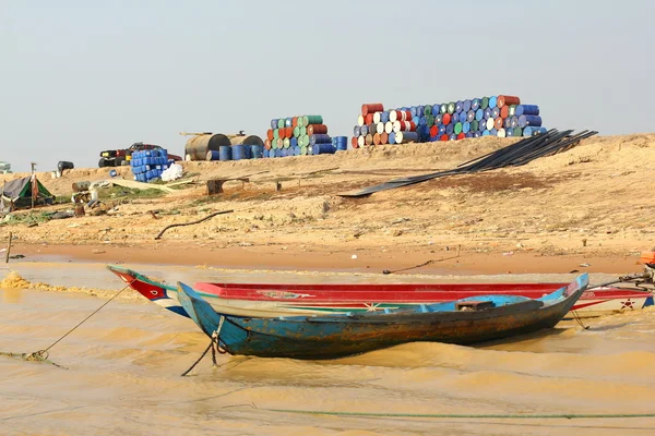 CAMBODIA, SIEM REAP PROVINCE, TONLE SAP LAKE, MARCH 13, 2016: Floating village of Vietnamese refugees on the Tonle Sap lake in Siem Reap province, Cambodia — Stock Photo, Image