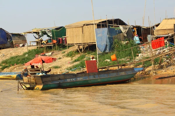 CAMBODIA, SIEM REAP PROVINCE, TONLE SAP LAKE, MARCH 13, 2016: Floating village of Vietnamese refugees on the Tonle Sap lake in Siem Reap province, Cambodia — Stock Photo, Image