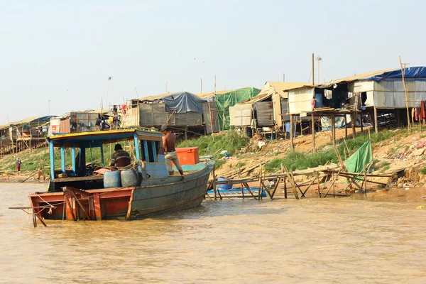 CAMBODIA, SIEM REAP PROVINCE, TONLE SAP LAKE, MARCH 13, 2016: Floating village of Vietnamese refugees on the Tonle Sap lake in Siem Reap province, Cambodia — Stock Photo, Image