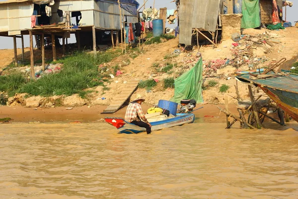 CAMBODIA, SIEM REAP PROVINCE, TONLE SAP LAKE, MARCH 13, 2016: Floating village of Vietnamese refugees on the Tonle Sap lake in Siem Reap province, Cambodia — Stock Photo, Image