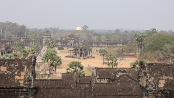 Kambodja, Siem Reap provinsen, Angkor Wat, mars 09, 2016: Oidentifierade turister klocka tempel komplex. Angkor Wat är det största religiösa monumentet i världen i Siem Reap provinsen, Kambodja — Stockvideo