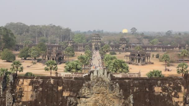 Kambodja, Siem Reap provinsen, Angkor Wat, mars 09, 2016: Oidentifierade turister klocka tempel komplex. Angkor Wat är det största religiösa monumentet i världen i Siem Reap provinsen, Kambodja — Stockvideo