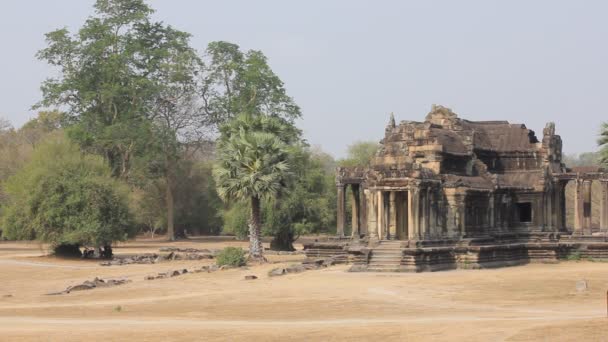 Kambodja, Siem Reap provinsen, Angkor Wat, mars 09, 2016: Oidentifierade turister klocka tempel komplex. Angkor Wat är det största religiösa monumentet i världen i Siem Reap provinsen, Kambodja — Stockvideo