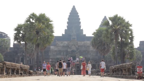 CAMBODIA, SIEM REAP PROVINCE, ANGKOR WAT, March 09, 2016: Unidentified tourists watch temple complex. Ангкор-Ват является крупнейшим религиозным памятником в мире в провинции Сием-Рип, Камбоджа — стоковое видео