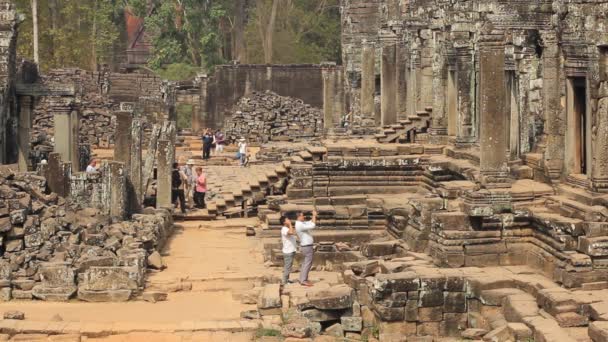 CAMBODIA, SIEM REAP PROVINCE, ANGKOR WAT, MARCH 09, 2016: Wisatawan tak dikenal mengawasi kompleks candi. Angkor Wat adalah monumen keagamaan terbesar di dunia di provinsi Siem Reap, Kamboja — Stok Video