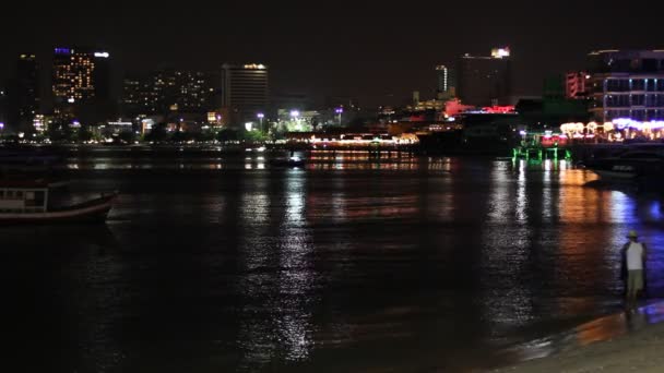 Pattaya - 10. März 2016: das Gebäude und die Wolkenkratzer in der Nacht. Unbekannte gehen am Ufer entlang. — Stockvideo