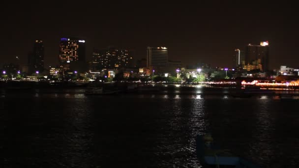 Pattaya - 10. März 2016: das Gebäude und die Wolkenkratzer in der Nacht. Unbekannte gehen am Ufer entlang. — Stockvideo