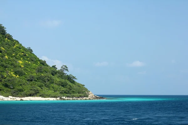 Exotisches Paradies am weißen Sandstrand und blauem Wasser. — Stockfoto