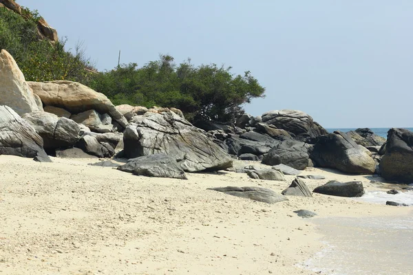 Beyaz kum plaj ve masmavi bir deniz, egzotik cennet deniz manzarası. — Stok fotoğraf