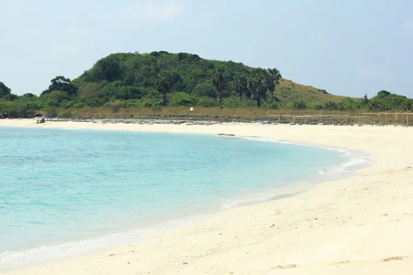 Paradis exotique Paysage marin à la plage de sable blanc et l'eau bleue . — Photo