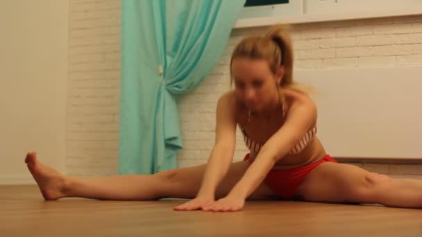 Conceito de fitness, casa e dieta - menina adolescente sorrindo fazendo exercício no chão em casa . — Vídeo de Stock