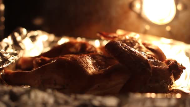 El pollo cocido en el horno sobre la laminilla . — Vídeo de stock