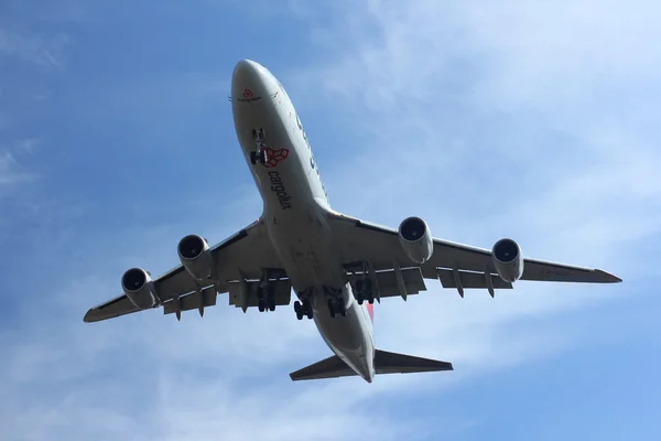 Novosibirsk - 30 april: Boeing 747-8 Lx-Vcb Cargolux landing in Novosibirsk Tolmatsjovo Airport. 30 april 2016 in Novosibirsk, Rusland — Stockfoto