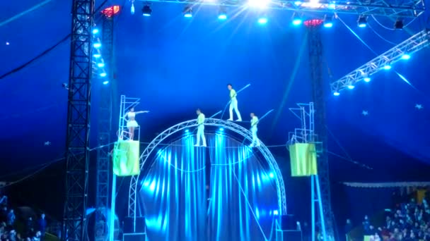 NOVOSIBIRSK - 02 DE MAYO: Circo Shapito Demidov. Un caminante de alambre alto actúa en la carpa del Circo. Mayo 02, 2016 en Novosibirsk Rusia — Vídeo de stock