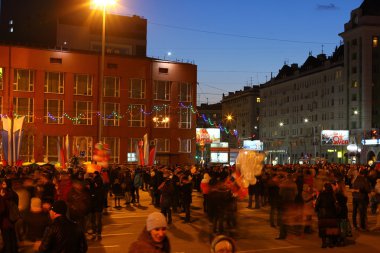Novosibirsk - 9 Mayıs: Büyük Vatanseverlik Savaşı Zafer Bayramı adanmış geçit sonra insanlar havai fişek sonra evine git. 9 Mayıs 2016 Novosibirsk Rusya'da