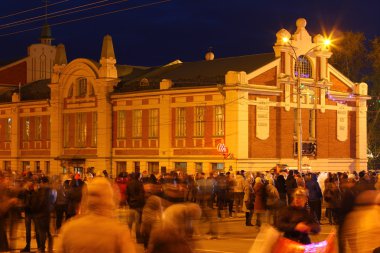 Novosibirsk - 9 Mayıs: Büyük Vatanseverlik Savaşı Zafer Bayramı adanmış geçit sonra insanlar havai fişek sonra evine git. 9 Mayıs 2016 Novosibirsk Rusya'da