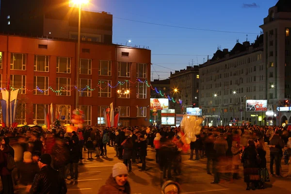 Novoszibirszk - május 9.: Parade szentelt a győzelem napja a Nagy Honvédő Háború, miután az emberek haza tűzijáték után. Május 9, 2016-ban Novosibirsk, Oroszország — Stock Fotó