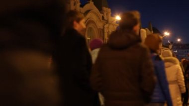 Novosibirsk - 9 Mayıs: Büyük Vatanseverlik Savaşı Zafer Bayramı adanmış geçit sonra insanlar havai fişek sonra evine git. 9 Mayıs 2016 Novosibirsk Rusya'da