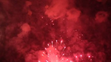 Kutlama fireworks gece gökyüzüne.